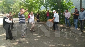 Asfalt ekiplerini davul zurna ile karladlar
