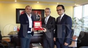 KIZILAYDAN KURUM AMRLERNE PLAKET