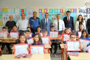 Bakan Kibar rencilerin karne sevincine ortak oldu