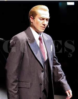 Fatsal oyuncu Abdulsamet Snbl, Atatrk rolyle stanbulda ayakta alkland