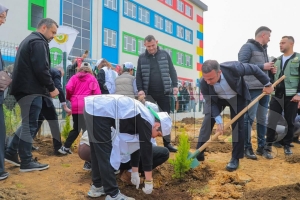 Fatsada milli aalandrma gnnde fidanlar toprakla bulutu