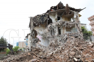 Fatsa belediyesi metruk binalarla m�cadelesini s�rd�r�yor