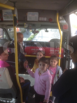 Şoför Amcaları Minikleri Çikolata ile Sevindiriyor Şoför Amcaları Minikleri Çikolata ile Sevindiriyor