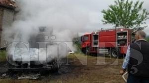 Park halindeki minibste kan yangnda ara hurdaya dnd