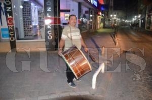 RAMAZAN'DA DAVULCU GELENE