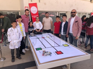 Robotlara vatandaşlar büyük ilgi gösterdi Robotlara vatandaşlar büyük ilgi gösterdi