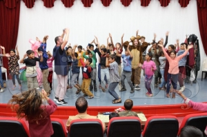 Belediye fndk iilerinin ocuklarn gnllerince elendirdi