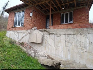 Yukar� ard�� mahallesi�nde heyelan: 2 ev kullan�lamaz hale geldi