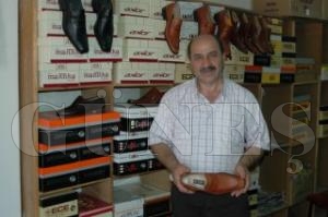 AYAKKABICI IRAKSIZLIKTAN SIKINTILI