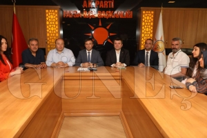 Siyasi partilerde bayramlaşma törenleri yapıldı Siyasi partilerde bayramlaşma törenleri yapıldı