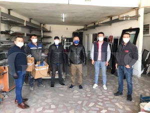 Ba�kan Uzun maske ve eldiven da��tt�