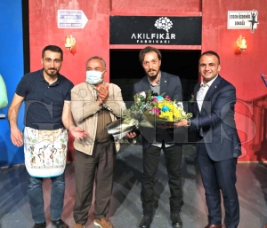 ''Akıl Fikir Fabrikası'' gülmekten kırdı geçirdi ''Akıl Fikir Fabrikası'' gülmekten kırdı geçirdi