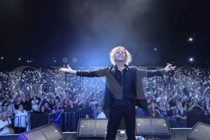 Soner Ar�ca Memleketinde A�latt�: Konserde duygu dolu anlar!