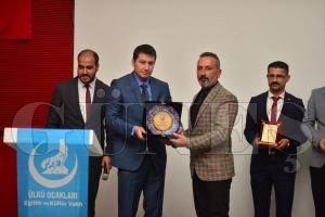 KATKILARINDAN DOLAYI PLAKET VERİLDİ KATKILARINDAN DOLAYI PLAKET VERİLDİ