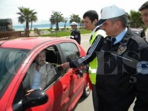 Trafik Haftas'nda Polis Srcleri Uyard ikolata kram Etti