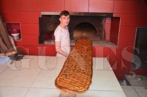 RAMAZAN'IN EN BÜYÜK PİDESİNİ YAPTI RAMAZAN'IN EN BÜYÜK PİDESİNİ YAPTI