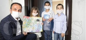 Başkan Kibar öğrencilerin ödüllerini evlerinde teslim etti Başkan Kibar öğrencilerin ödüllerini evlerinde teslim etti