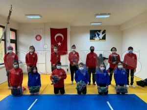 Fatsa’lı Gençlere Spor Malzemesi Desteği Fatsa’lı Gençlere Spor Malzemesi Desteği