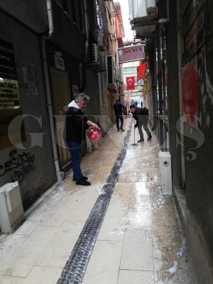ESNAF VİRÜSE KARŞI TEMİZLİK YAPIYOR ESNAF VİRÜSE KARŞI TEMİZLİK YAPIYOR