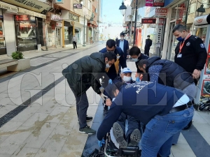 Sokağa çıktı baygınlık geçirdi Sokağa çıktı baygınlık geçirdi