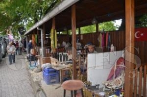 Yal havalar ayakkab boyaclarn zora soktu