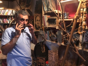Yaşadıklarını ahşaba kazıyor Yaşadıklarını ahşaba kazıyor