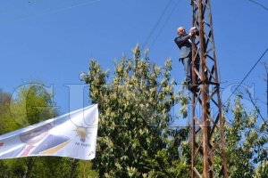 AK Partili vekil elektrik direğine tırmandı AK Partili vekil elektrik direğine tırmandı