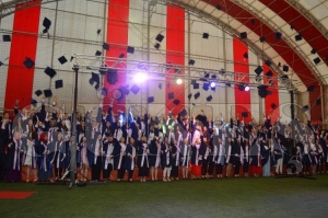 Öğrencilerin mezuniyet sevinci Öğrencilerin mezuniyet sevinci
