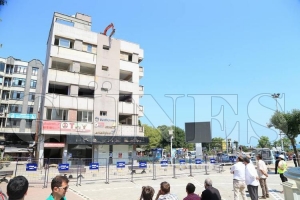 Cumhuriyet meydanı projesi'nde ikinci binanın yıkımına başlanıldı Cumhuriyet meydanı projesi'nde ikinci binanın yıkımına başlanıldı