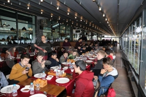 Protokol ve yetimler aynı sofrada Protokol ve yetimler aynı sofrada