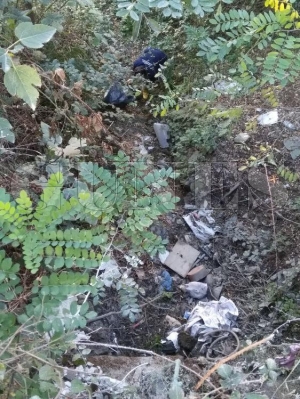 Dereye çöp atanlara uyarı Dereye çöp atanlara uyarı