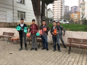 Kuşlar ister, öğrenciler yapar... Öğrenciler kuşlar için yuva yapıp yem bıraktı Kuşlar ister, öğrenciler yapar... Öğrenciler kuşlar için yuva yapıp yem bıraktı