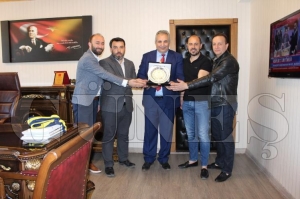 Kaymakam Yapıcı’ya plaket ve forma hediye ettiler Kaymakam Yapıcı’ya plaket ve forma hediye ettiler
