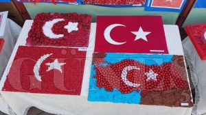 Minik öğrencilerden bayrak sergisi Minik öğrencilerden bayrak sergisi