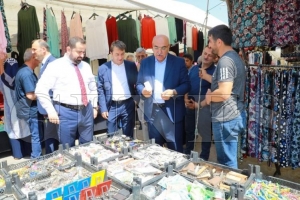 Milletvekili Yediyıldız pazar yerini gezdi Milletvekili Yediyıldız pazar yerini gezdi