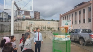 17 okula ‘Çöpe Atma Basket At Projesi’ kurulumu yapıldı 17 okula ‘Çöpe Atma Basket At Projesi’ kurulumu yapıldı