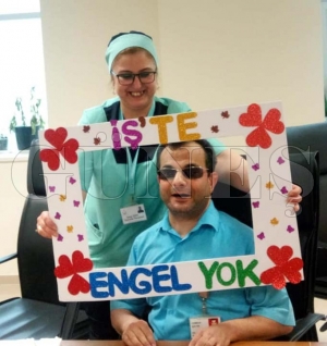 Görme engelliye yaş pastalı sürpriz Görme engelliye yaş pastalı sürpriz