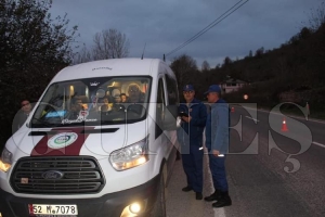 Kurallara uyan öğrencilere çikolata Kurallara uyan öğrencilere çikolata