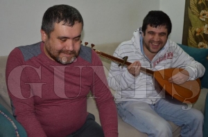 Görme engelli müzisyen kardeşler 600 türküyü ezbere biliyor Görme engelli müzisyen kardeşler 600 türküyü ezbere biliyor