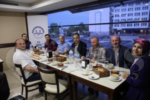 İşitme engelliler iftarda buluştu İşitme engelliler iftarda buluştu