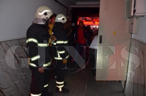 Yaşlı çift saatlerce asansörde mahsur kaldı Yaşlı çift saatlerce asansörde mahsur kaldı
