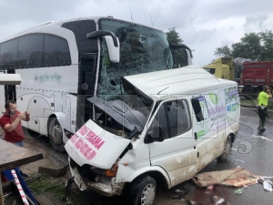 Yolcu otobüsü ile minibüs çarpıştı: 4 ölü, 11 yaralı Yolcu otobüsü ile minibüs çarpıştı: 4 ölü, 11 yaralı