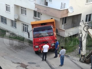 Fatsada hafriyat  kamyonu eve girdi