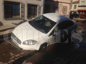 FATSA DA YOL ÇÖKTÜ OTOMOBİL ÇUKURA DÜŞTÜ FATSA DA YOL ÇÖKTÜ OTOMOBİL ÇUKURA DÜŞTÜ