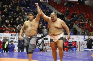 Recep Kara Asya Sumo Şampiyonunu Tuş Etti Recep Kara Asya Sumo Şampiyonunu Tuş Etti