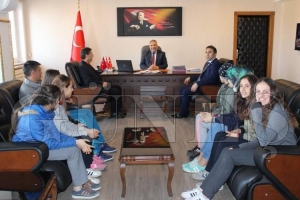 KAYMAKAMDAN BAŞARILI ÖĞRENCİLERE KİTAP KAYMAKAMDAN BAŞARILI ÖĞRENCİLERE KİTAP