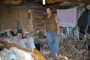 İKİ KARDEŞİN HARABE EVDE YAŞAM MÜCADELESİ İKİ KARDEŞİN HARABE EVDE YAŞAM MÜCADELESİ