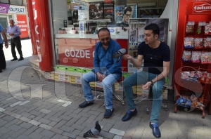 Gvercinleri her sabah elleriyle ve azlar ile besliyorlar