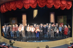 Muhasebeciler, Misafir adl tiyatroda biraya geldiler