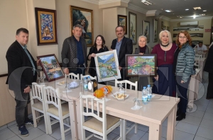 Mterilerine tablo hediye ediyor